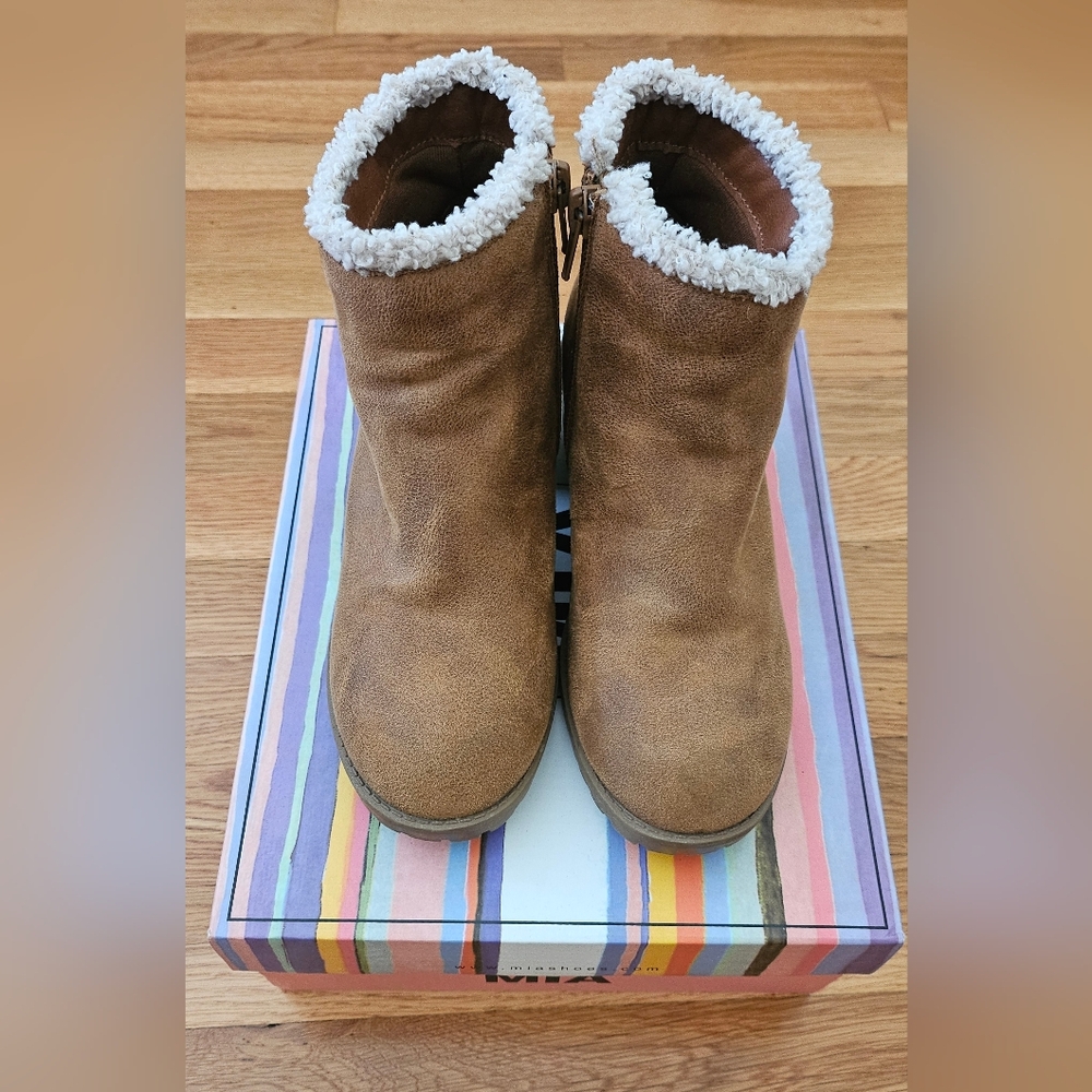 Mia Girls Faux Fur Trim Boots, size 2, Brown/Tan color